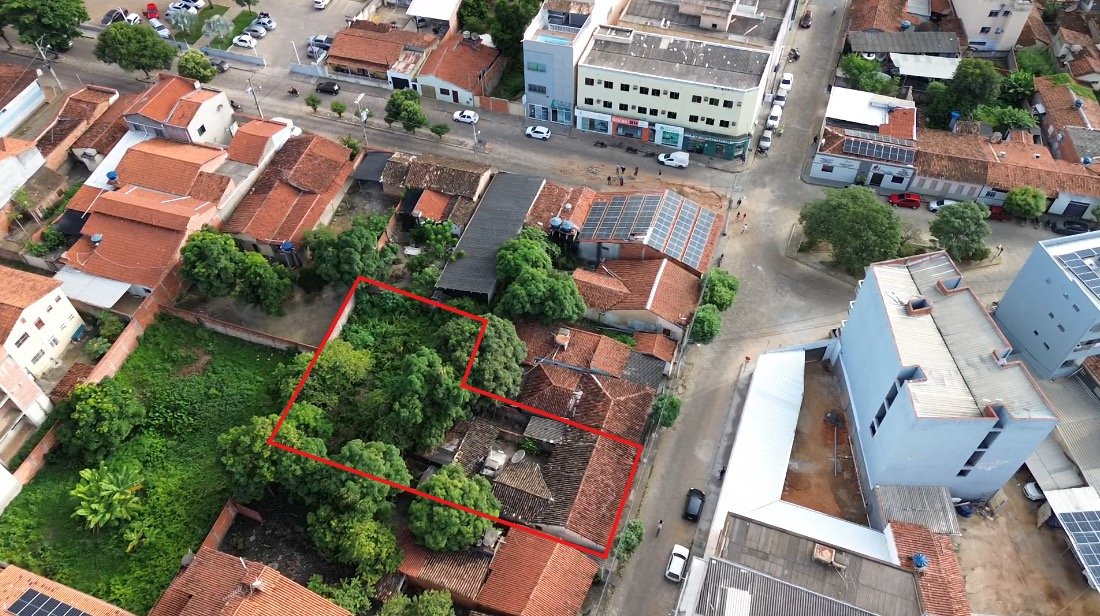 Vista aérea de terreno com casa demarcado no Centro de Salinas